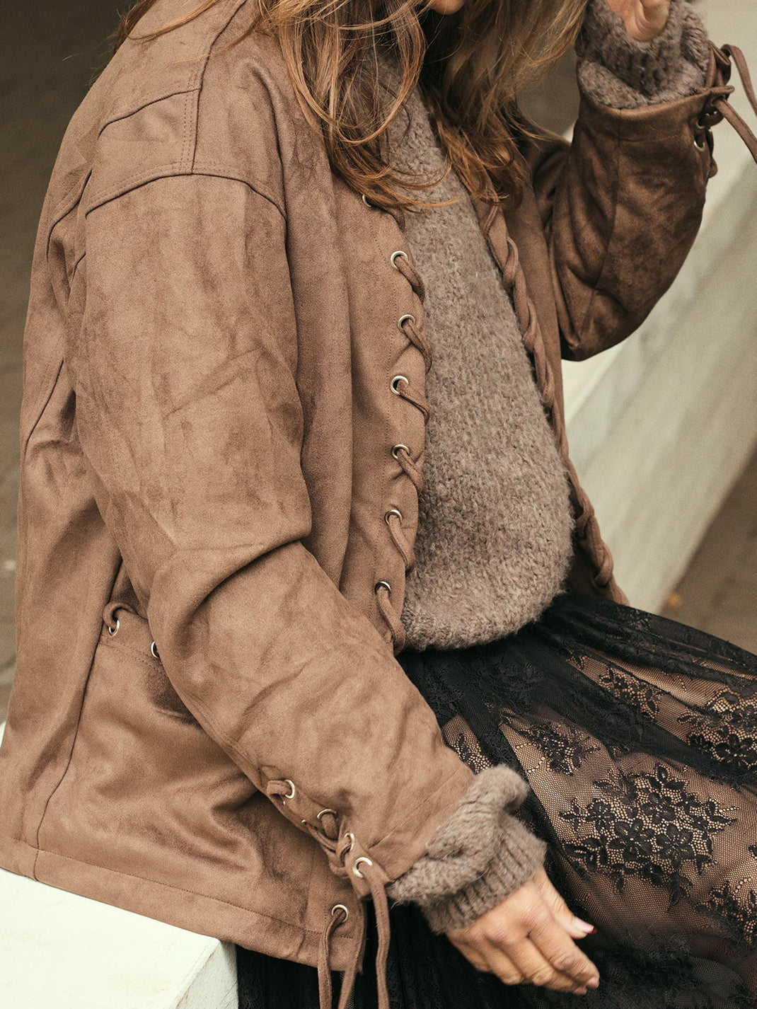details veters van suedine jas taupe