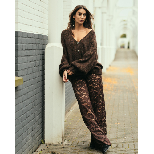 Model poseert in de Cozy Goddess Knit warme en zachte trui voor herfst en winter.