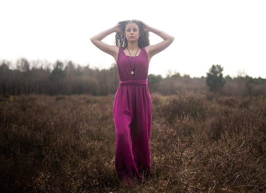 Infinity jumpsuit gedragen als halter stijl festival outfit