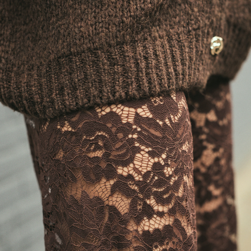 Detail van de elastische taille en kantstructuur van de Lace Goddess Pants Brown.