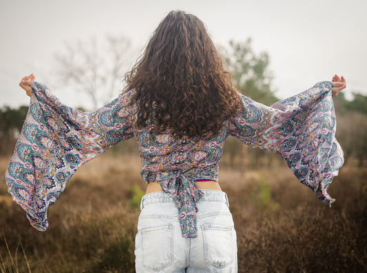 Zijden top met speelse knoop en elegante pasvorm Tesoros de Mujer