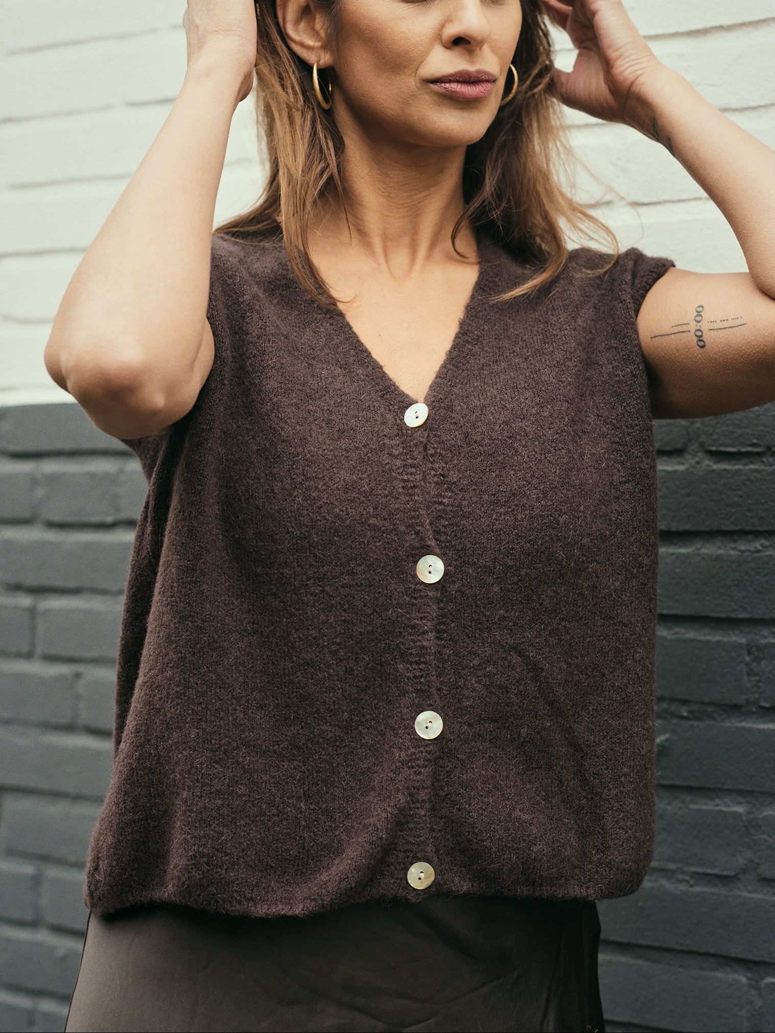 Close-up van de knopen en textuur van de Alpaca Goddess Vest in bruin.