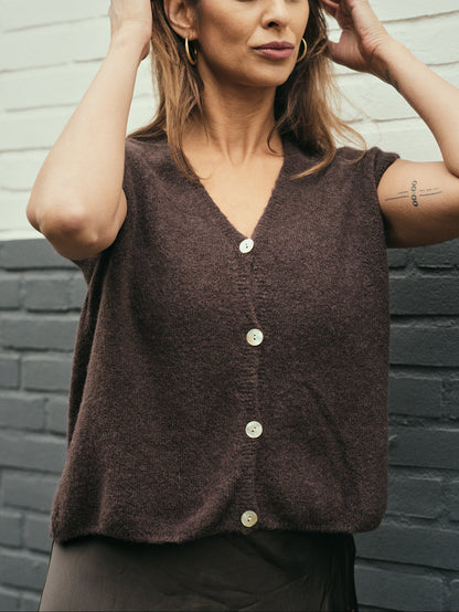 Close-up van de knopen en textuur van de Alpaca Goddess Vest in bruin.