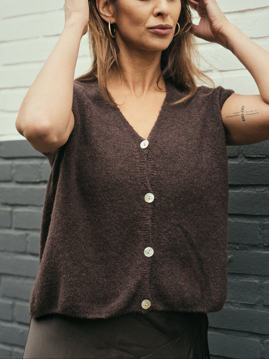 Close-up van de knopen en textuur van de Alpaca Goddess Vest in bruin.