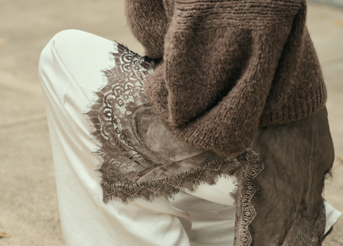 Close-up van de satijnen viscose stof met zachte glans.