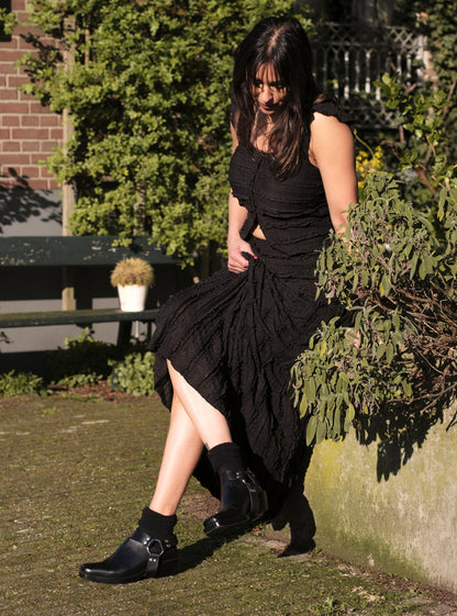 vrouw draagt zwarte rok en top set dames in zonnige straat