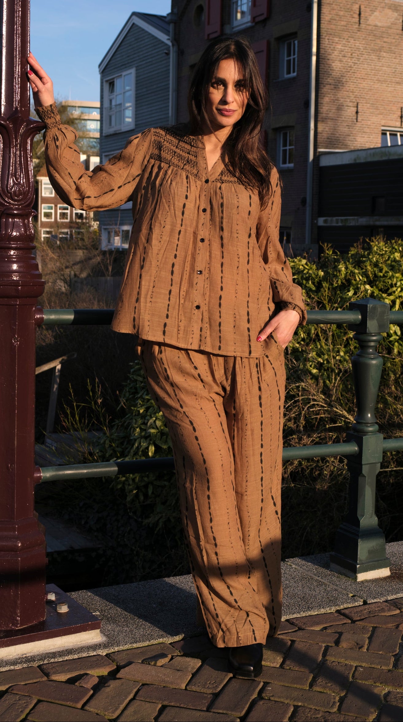 elegante dames set bruin met wijde broek en luchtige stof