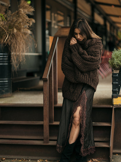Chunky Goddess Knit gecombineerd met satijnen rok warme, bohemian look.