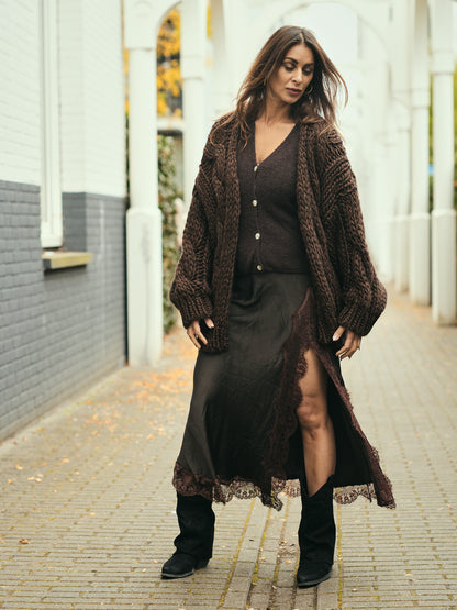 Model draagt de Chunky Goddess Knit in bruin grof gebreid vest van Tesoros de Mujer.