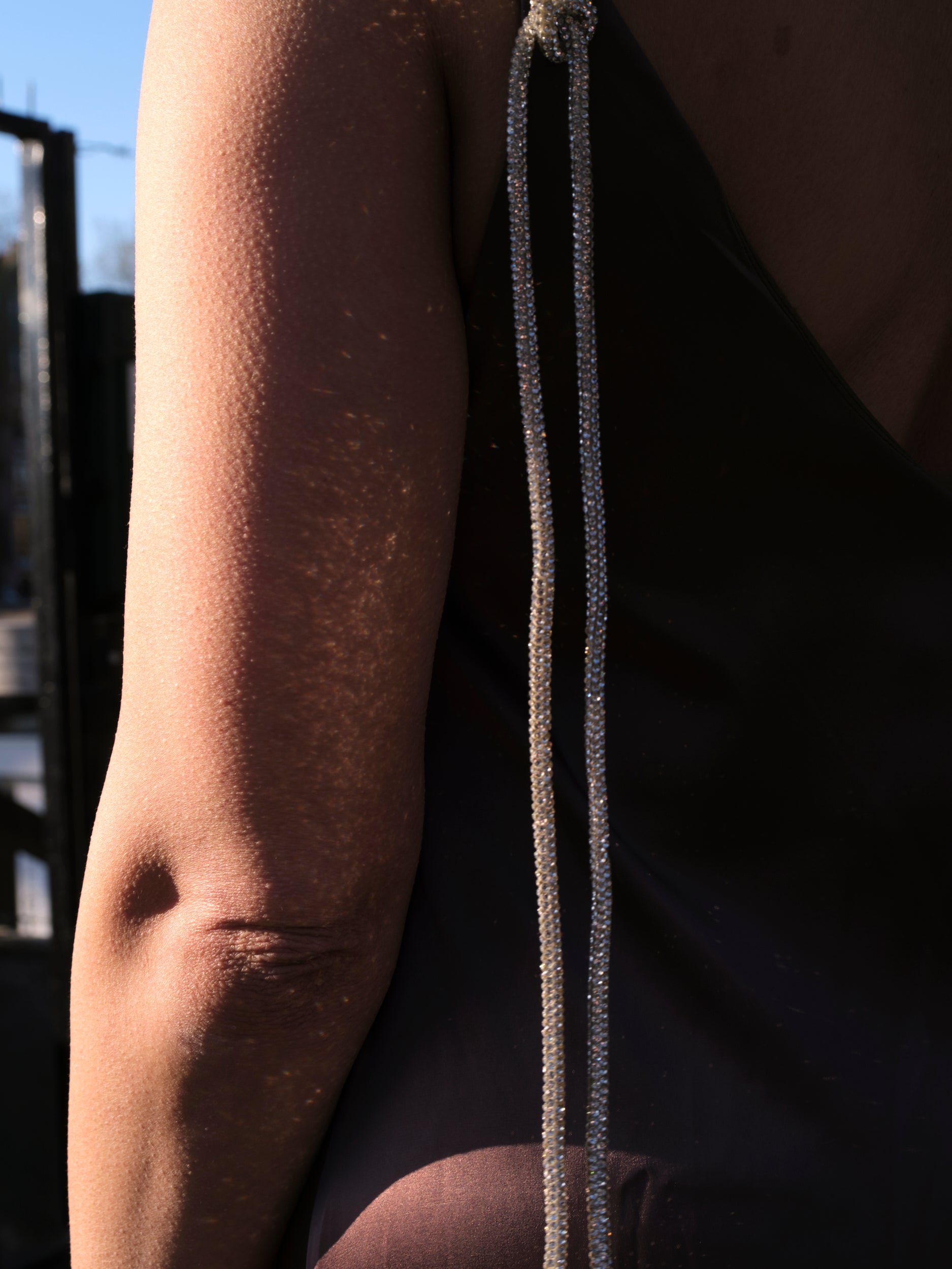 dames met open rug en strass details