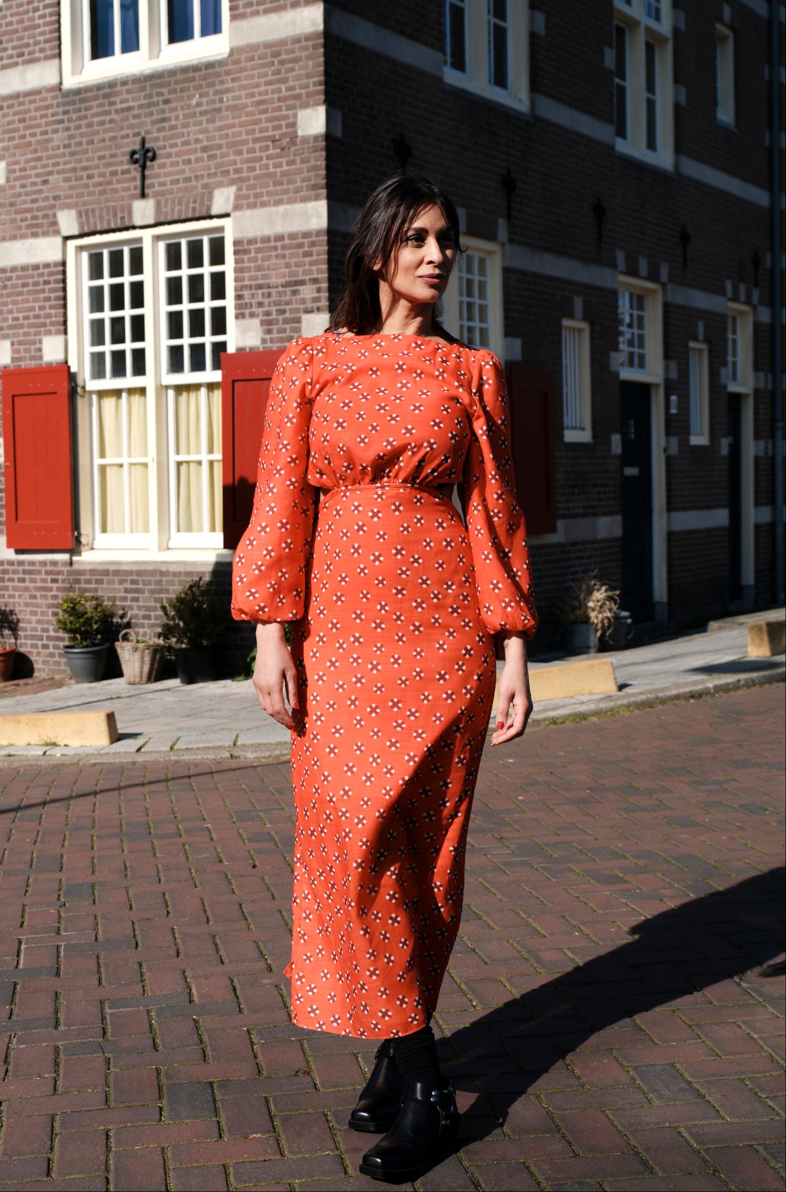 elegante rode zomer jurk met cut-out en vrouwelijke pasvorm