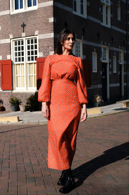 elegante rode zomer jurk met cut-out en vrouwelijke pasvorm