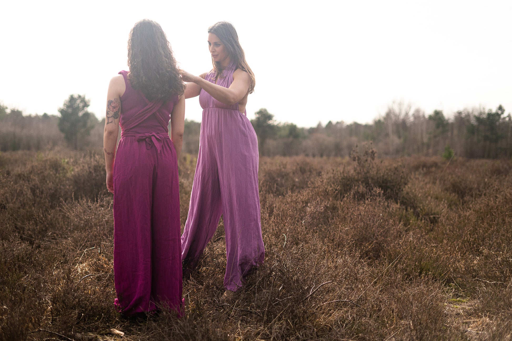 Infinity jumpsuit gedragen als halter stijl festival outfit