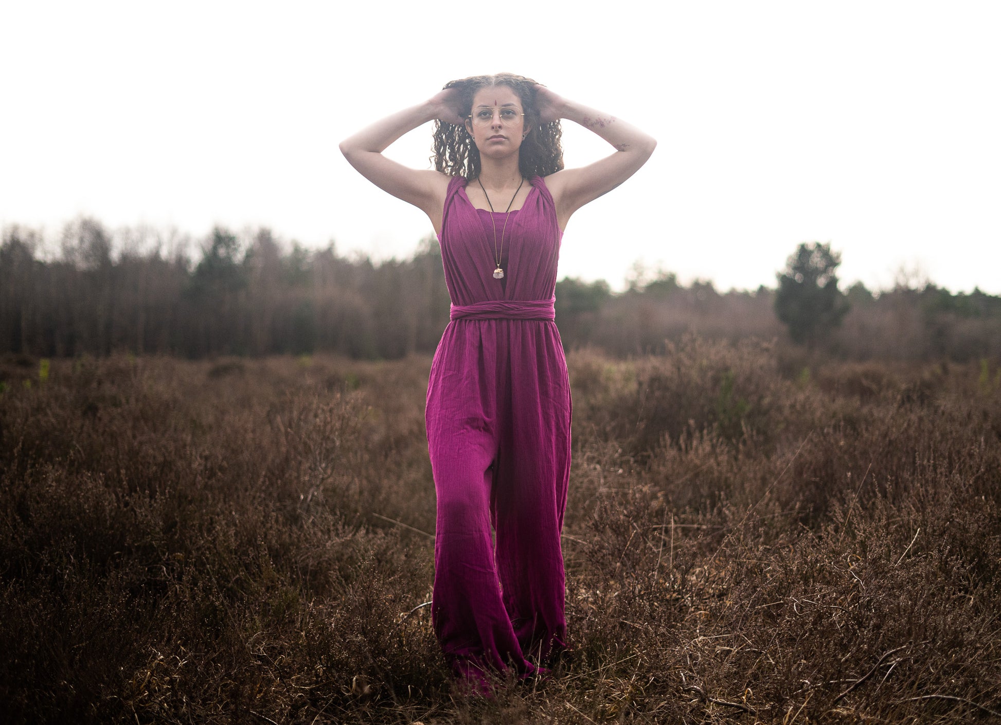 Infinity jumpsuit gedragen als halter stijl festival outfit