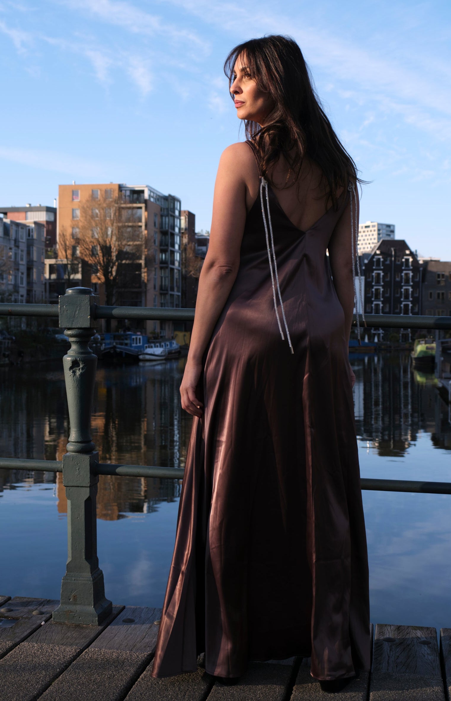 bruine satijnen maxi jurk dames met open rug en strass details