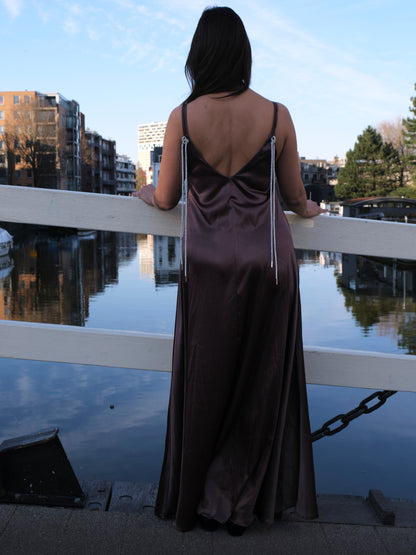 bruine satijnen maxi jurk dames met open rug en strass details