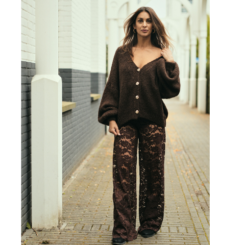Volledige look met Lace Goddess Pants en oversized knit bohemian goddess stijl.