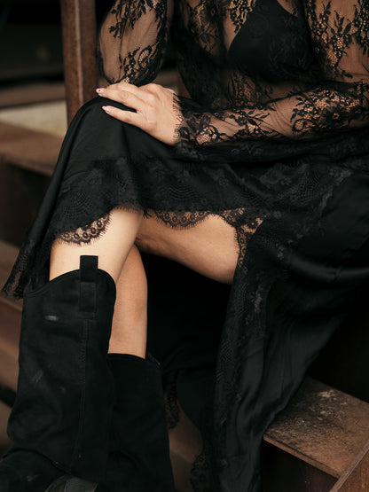 Zwarte Lace Goddess Top gecombineerd met satijnen rok elegante goddess look.