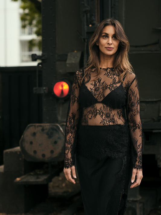 Model draagt de Lace Goddess Top in zwart – transparante kanten top van Tesoros de Mujer.