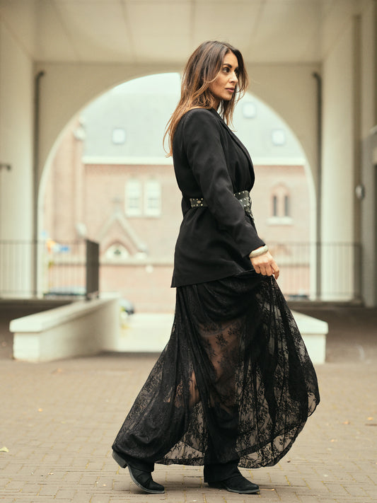 Lace Halo Skirt gecombineerd met oversized T-shirt en laarsjes edgy festival look.