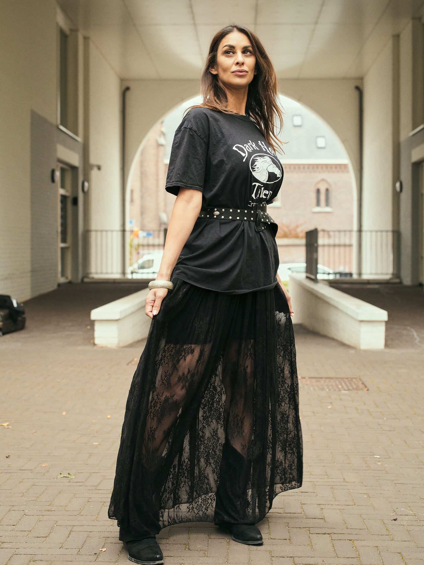 Model draagt de Lace Halo Skirt Black lange zwarte kanten rok met voering.