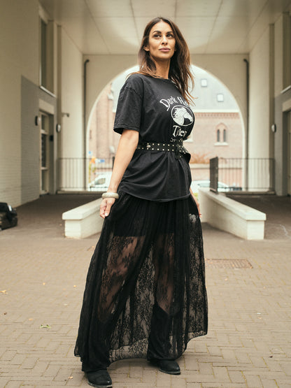 Model draagt de Lace Halo Skirt Black lange zwarte kanten rok met voering.