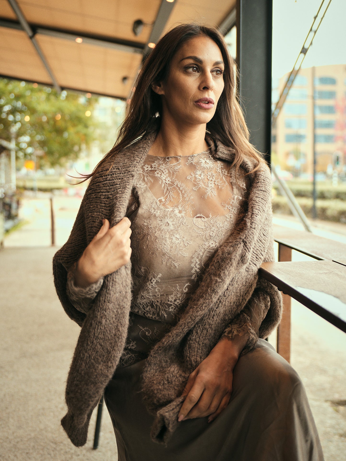 Close-up van top met kant met silk look rok