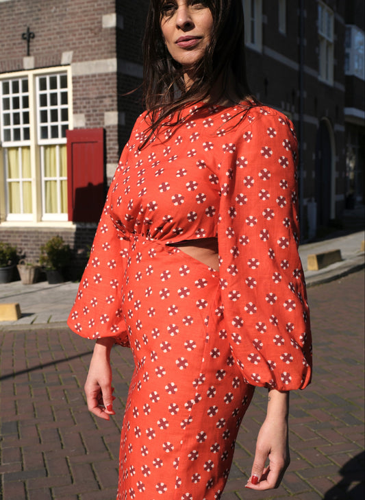 rode wrap jurk dames met open rug en luchtige stof buiten setting