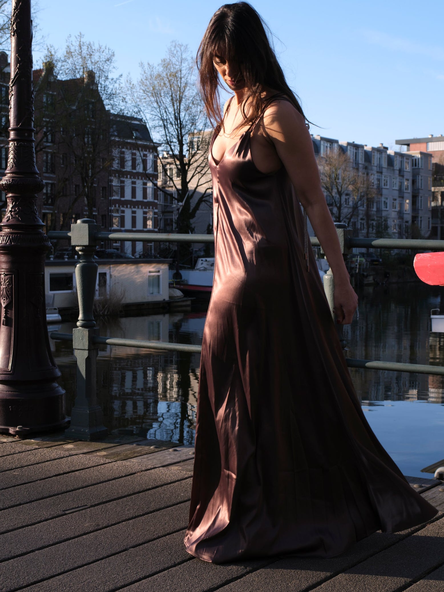 chique avond jurk dames met vloeiende stof en glans