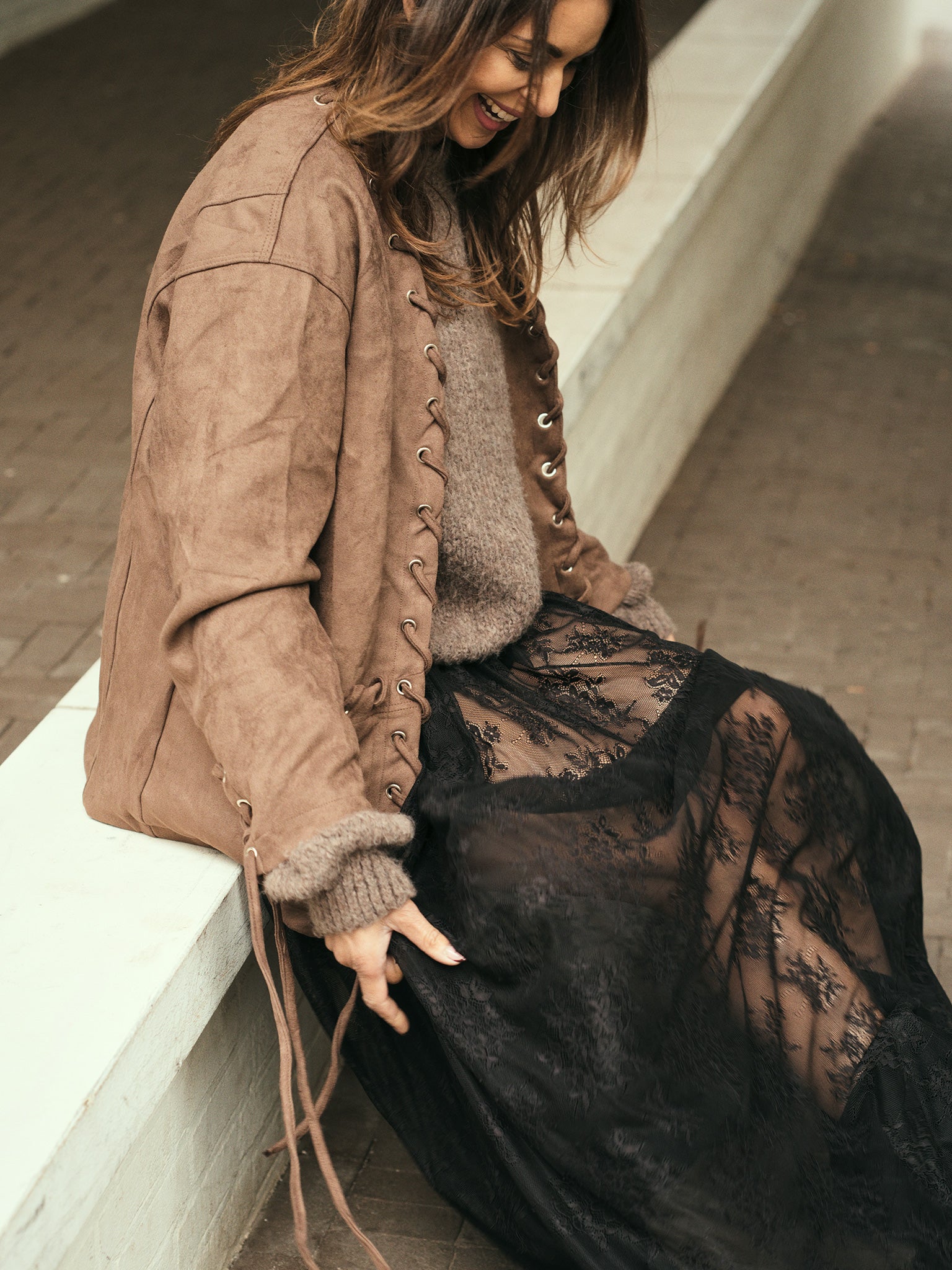 Model draagt de taupe Reflection Suedine Goddess Jacket van Tesoros de Mujer bohemian tussenjas met vetersluiting