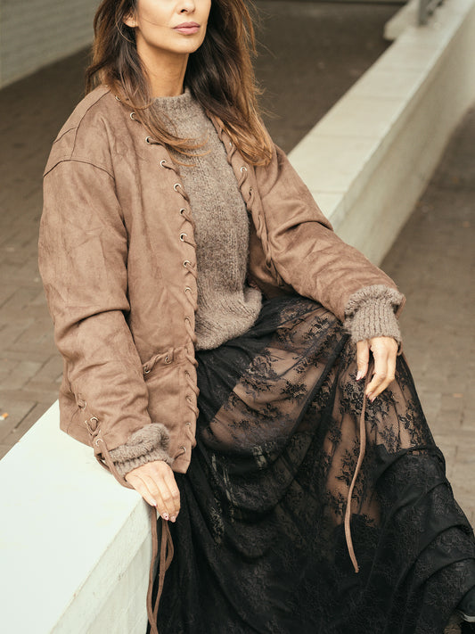 Taupe boho tussenjas gecombineerd met knit en lace skirt, zachte, aardse look.