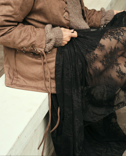 details combinatie met lace rok en suedine jas 