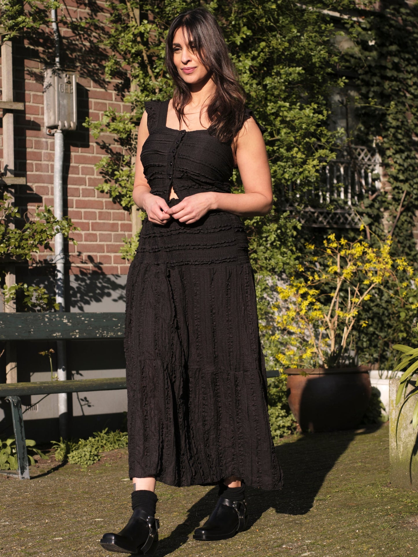 vrouw draagt zwarte rok en top set dames in zonnige straat