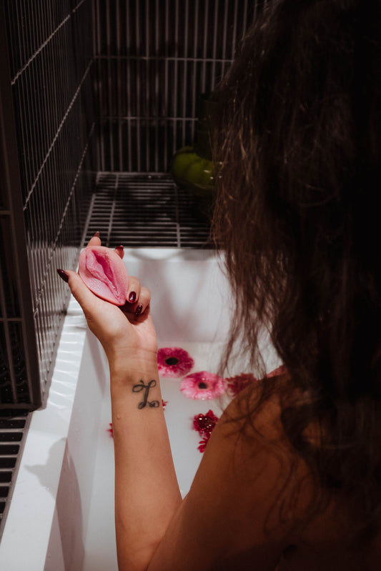 Vulvalicious Soap in hand gedragen, uitnodigend en zacht, ode aan vrouwelijke energie en lichaamsliefde